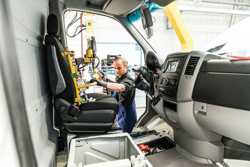Der richtige Sitz im richtigen Transporter – vollautomatisch an die Linie geliefert. Mercedes-Benz Vans setzt dazu in seinem Werk in Ludwigsfelde auf RFID-Technik. (Daimler)