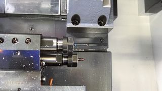 Citizen arbeitet mit einem Motor, der über einen Riementrieb bis zu acht Bohrer antreibt, ähnlich einem Mehrspindelkopf. Eine mechanisch Überprüfung, würde zu immens Wartezeiten führen. (Bild: Uttec/Höhne)