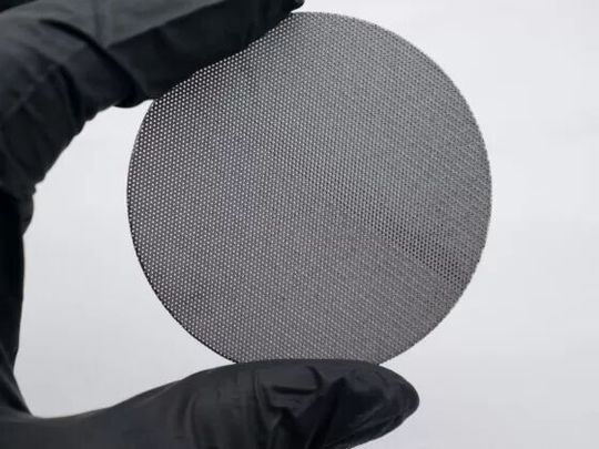 Erstaunlich, was in Sachen Mikrobearbeitung mit dem Laser alles geht! Hier sieht man einen filigranen Sieb, dessen Löcher per Ultrakurzpulslaser (UKP-Laser) eingebracht wurden. Hier wird gezeigt, was mit dem UKP-Laser in puncto Mikrobearbeitung noch erreicht werden kann.(Bild:  Pulsar Photonics)