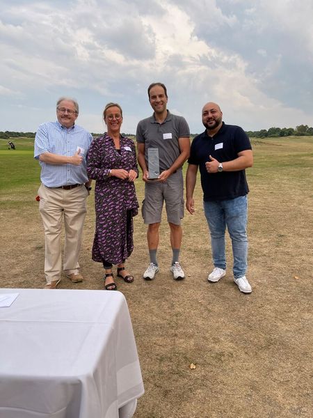 Martin Begemann, Bücker IT-Security (2. v. r.), war der Sieger des Westcon-Comstor Golfcups. Der Pokal wurde überreicht von Ulrich Hentschke, Evelyn Vogt und Mohamed Adli von Westcon. (Bild: Westcon-Comstor)