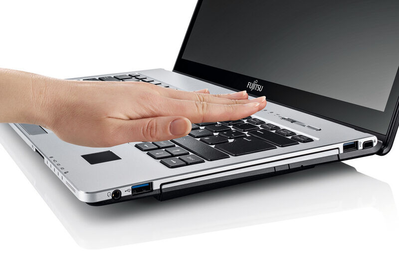 Der Handvenenscanner Palmsecure im Fujitsu Lifebook S935 arbeitet berührungslos. Er erfasst das Venenmuster per Infrarotsensor. (Bild: Fujitsu)