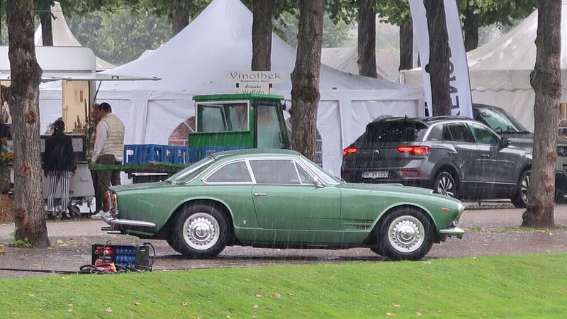 Am Freitag regnete es zeitweise in Strömen, sodass manche bereits anwesende Cabriolets, Roadster und Landaulets nicht nur äußerlich nass wurden. (Bild: Peter Diehl)