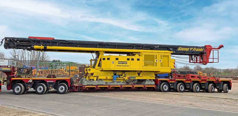 Die Rammgeräte sind flexibel einsetzbar und werden mit Spezialtransportern zur jeweiligen Baustelle verbracht. (Bild: Stump-Franki Spezialtiefbau GmbH)