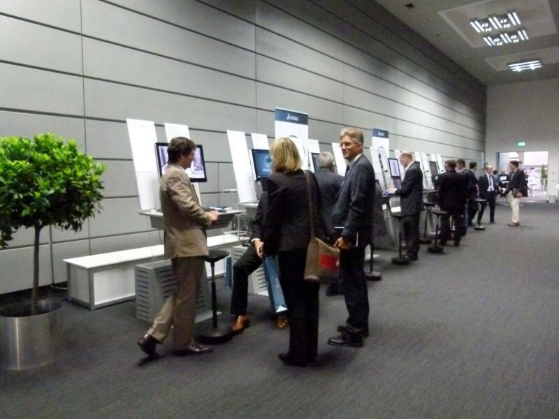 Im DS-Village haben die Besucher mehr über die DS-Lösungen 3DSWYM, 3DVIA, CATIA, DELMIA, ENOVIA, EXALEAD, SIMULIA und SolidWorks erfahren. (Bild: J. Pfeiffer)