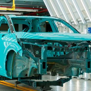 In der Lackiererei wird die ausdrucksstarke Farbe Luminous Teal aufgetragen.(Bild:  Nissan)