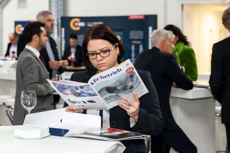 Wissenswertes vermittelte neben der Veranstaltung selbstverständlich auch die aktuelle Ausgabe des »kfz-betrieb«. (Foto: Stefan Bausewein)