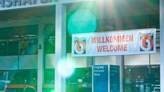 Noch zwei Wochen, dann sieht es vor dem Messeeingang in Friedrichshafen wieder so aus, denn die Fakuma öffnet am 12. Oktober ihre Tore. Und weil es die 30. Ausgabe der Kunststoffmesse am Bodensee ist, verspricht der Veranstalter P. E. Schall ein besonderes Menü an Informationen ... (Bild: P. E. Schall)