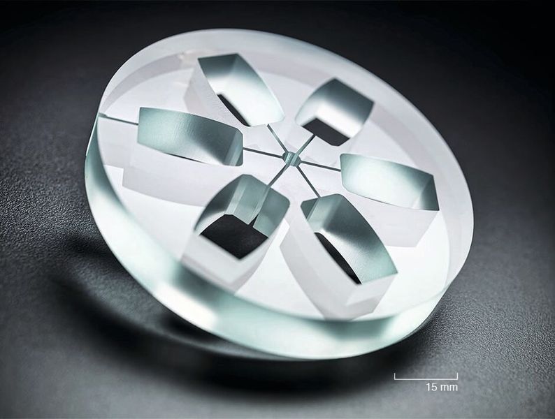 Découpe de verre au jet d'eau chez Waterjet (Source : Waterjet)