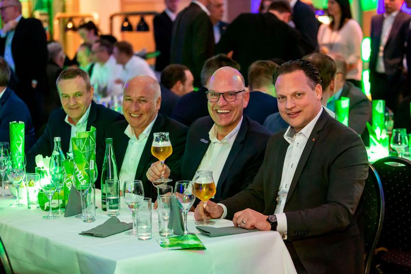 Regelmäßiger Gast beim Gebrauchtwagen Award ist Markus Pettendrup (2.von rechts) von Auto Köpper mit seinem Team. (Stefan Bausewein)