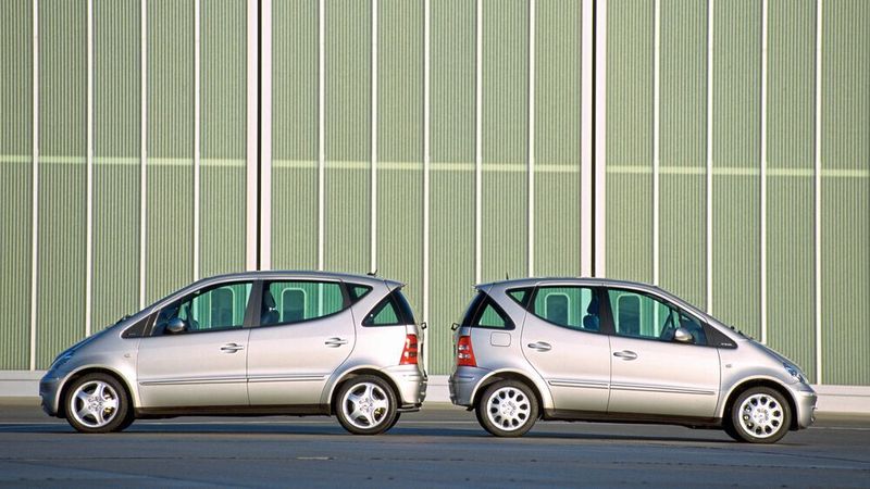 Ab 2001 gab es die A-Klasse mit um 170 mm verlängertem Radstand. Der zusätzliche Raum kommt vollständig den Passagieren auf der Rückbank zugute. Die verlängerte Version ist an den längeren Fondtüren zu erkennen. (Mercedes-Benz AG)