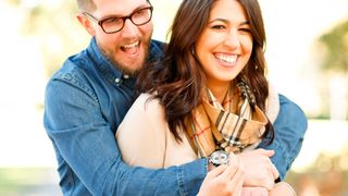 Freude, Wut, Trauer, Apathie – all das sind Emotionen, die jeder von uns kennt. Positive Emotionen schaffen positive Assoziationen für ein positives Produktbild. So der Grundgedanke. (gemeinfrei)