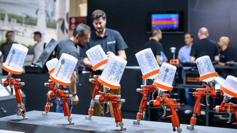 ... wie diese tanzenden Lackierpistolen. (Bild: Messe Frankfurt)