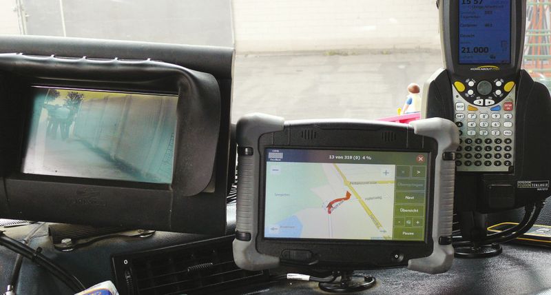 Hightech-Ausstattung in einem modernen Entsorgungsfahrzeug: Rückfahrmonitor, Zeiterfassung und Routen-Computer. (Beijer)