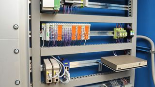 Wo vorher ein diskreter Aufbau mit Schützen und Relais den Schrank füllte, übernimmt jetzt der programmierbare Ethernet-Controller von Wago die Steuerfunktionalität. Die Daten werden über angereihte I/O-Module eingebunden. (Bilder: Wago) (Archiv: Vogel Business Media)