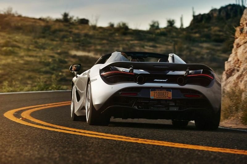 Das Aggregat beschleunigt den offenen Zweisitzer in 2,9 Sekunden auf Tempo 100. Die Höchstgeschwindigkeit liegt bei 341 km/h. (McLaren)