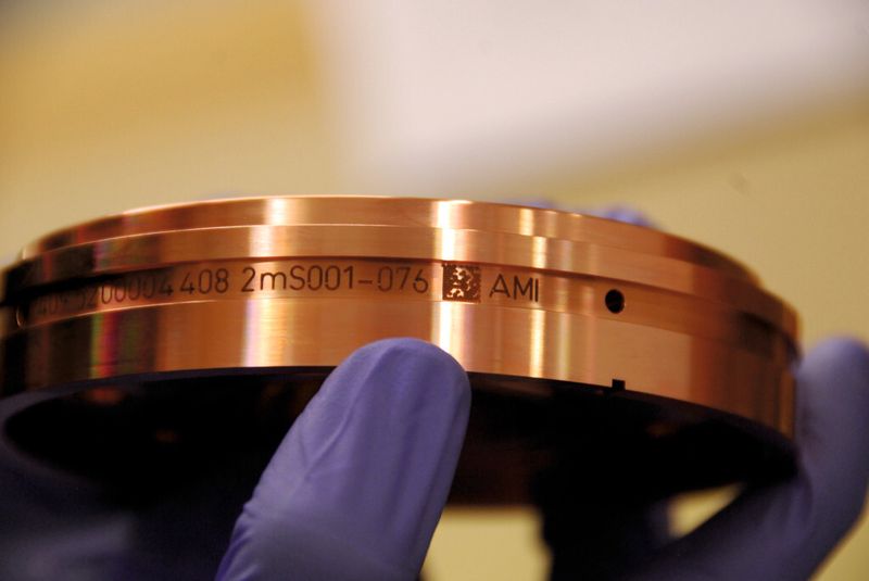 Dies sind die Beschleunigerelemente (UP-Tassen), die die Elektronen für den ersten Schweizer Röntgenlaser am PSI auf derart hohe Geschwindigkeiten beschleunigen, dass Röntgen-Laserlicht erzeugt werden kann, und völlig neue Blicke in die Materie möglich macht. (Bild: Matthias Böhm)