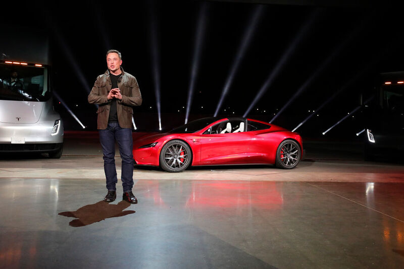 Musk stellte dabei wieder einmal sein Show-Talent unter Beweis – und zauberte aus der Ladefläche des Lkw einen neuen Roadster hervor. (Tesla)