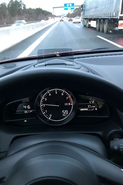 Die HUD-Anzeige verschwindet im Windlaufspalt, die alternative Geschwindigkeitsinfo im alles dominierenden Drehzahlmesser übernimmt ein briefmarkengroßer Ziffernblock. (Holz / »kfz-betrieb«)