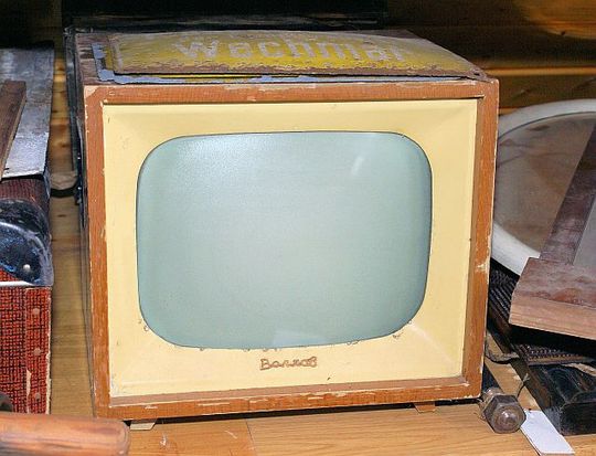 In Deutschland sind noch knapp 50% Röhrenfernseher im Einsatz. Die Deutschen neigen dazu, erst bei einem defekten Gerät ein aktuelles Modell zu kaufen.(Bild:  Karl-Heinz Laube, pixelio.de)