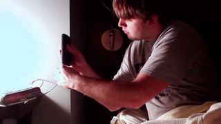 Smartphone-gestützte Apps sollen künftig die Diagnose von Schlafapnoe vereinfachen. Forschier zielen darauf ab, insbesondere das Anfertigen von Polysomnografien  weniger aufwändig und günstiger zu machen. (Bild: Washington University)