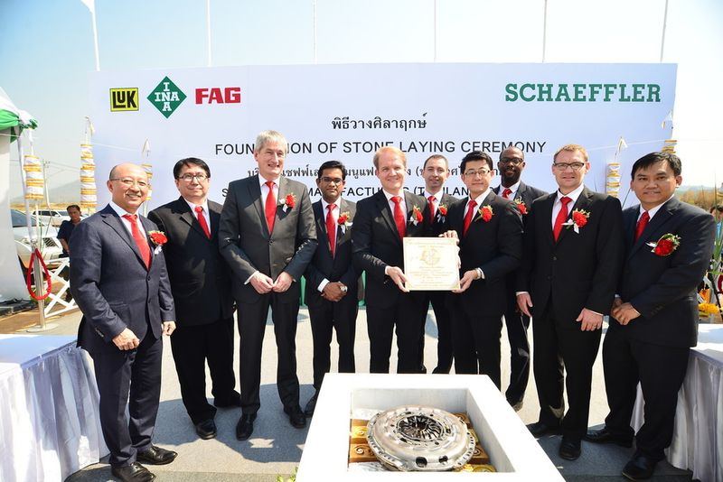 Feierliche Grundsteinlegung für das neue Schaeffler-Werk in Chon Buri, Thailand. Im Bild das Management-Team der Region Asien/Pazifik, in der Mitte Andreas Schick, CEO Asien/Pazifik. (Bild: Schaeffler)