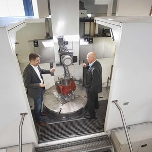 Deutsch-chinesisches XXXL: Bei Gesra Gerätebau bearbeitet die Maschine von GMW Edelstahl-, Aluminium- und Grauguss.