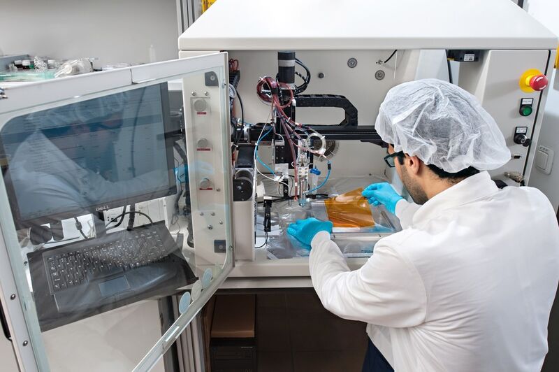 Die Forscher demonstrierten die kostengünstige Produktion von Sensoren auf der Grundlage von Kohlenstoff-Nanoröhrchen mit einem kleinen Sprühroboter. Das Verfahren kann einfach auf die Produktion in industriellem Maßstab skaliert werden. (Uli Benz/TUM)