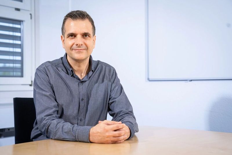 Evangelos Panos du Centre des sciences de l'énergie et de l'environnement du PSI : « C'est maintenant que sont posés les jalons. Les décisions prises durant cette décennie déterminent à quel point il est réaliste que nous parvenions à atteindre l'objectif zéro net en 2050. » (Source :Institut Paul Scherrer PSI/Mahir Dzambegovic)