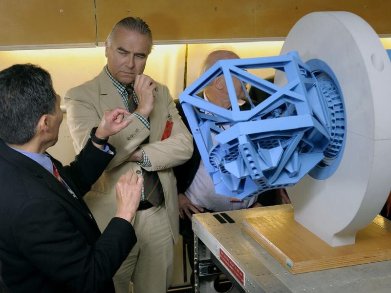 Anhand eines Modells des in Deutschland gebauten SOFIA-Teleskops erläuterte SOFIA science mission operations director Erick Young dem deutschen Generalkonsul Peter Rothen bei einem Besuch die Möglichkeiten des Observatoriums (NASA)