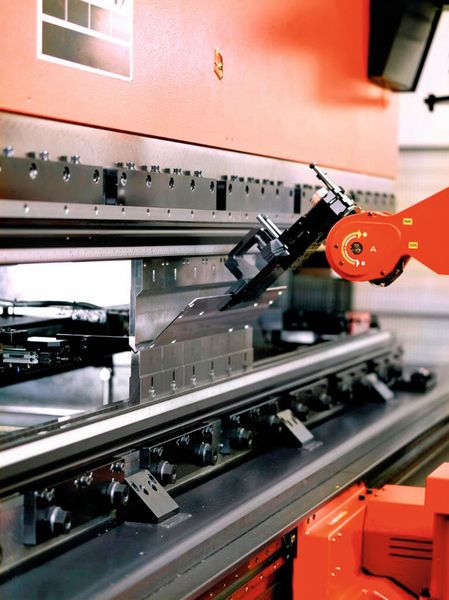 Die automatische Biegezelle «Amada Astro» ist mit verschiedenen Werkzeugen zur raschen Herstellung von kleineren Serien ausgerüstet. (Bild: Artol Fuchs)