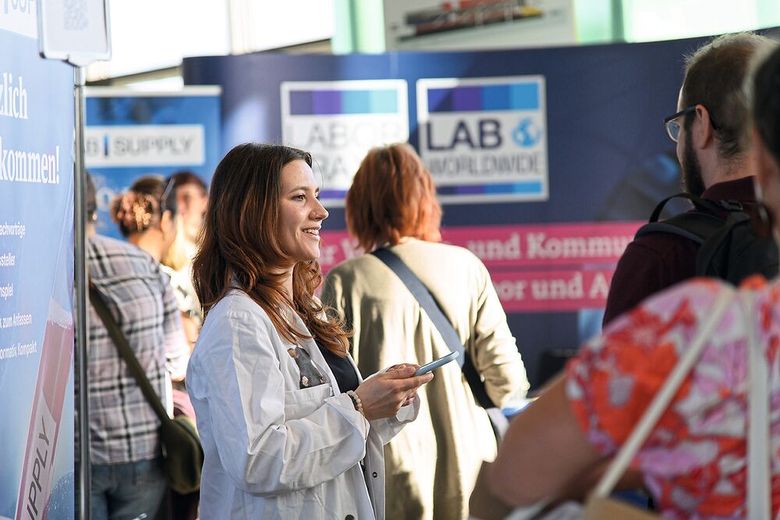 Mit 170 Ausstellern und 50 Fachvorträgen zog die LAB-SUPPLY Dresden am 8. September wieder hunderte Besucher an. Ein Blick auf den Messetag im Congress Center Dresden.
 
Mehr Infos zu den kommenden LAB-SUPPLY-Messen finden Sie auf www.lab-supply.info (Bild: Stefan Stark)