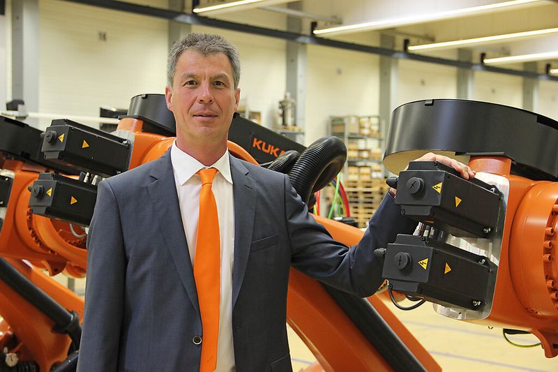 „Eine komplette Anlage muss nicht immer nur mit dem Leichtbauroboter bestückt werden, sondern wir werden den LBR und klassische Industrieroboter zum Einsatz bringen”, sagt Gundel. (Bild: Kroh)