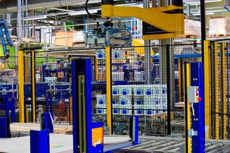 Verpackung von Fassadenfarben bei CD-Color. (Dörken)