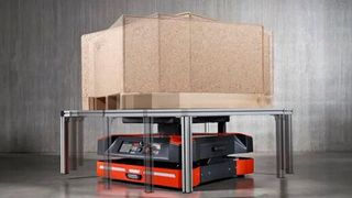 Der mobile Roboter Safelog X1 Spin von Hörmann Intralogistics wird künftig im Hochregallager der Liebsteiner Kartonagenwerk GmbH Paletten mit einer Traglast von bis zu 1.200 kg verräumen. (Bild: Hörmann Intralogistics)