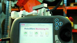 Das grafische Handbediengerät Flex-Pendant ermöglicht das einfache Programmieren von ABB-Robotern für Anwender ohne Programmierkenntnisse. Bilder: ABB (Archiv: Vogel Business Media)