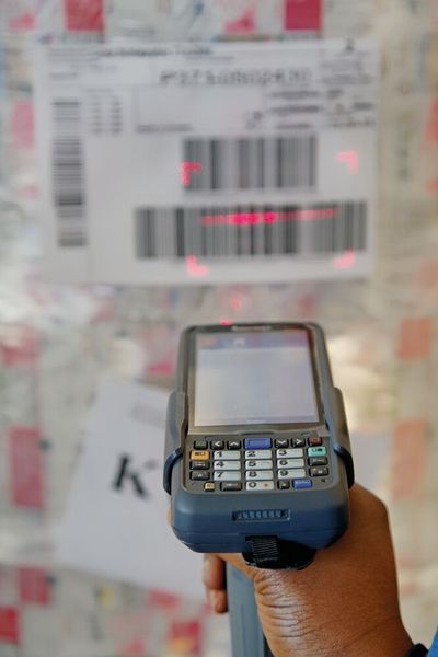 Emmi hat ihre grössten fünf Schweizer Produktions­standorte mit insgesamt 350 Maschinen digitalisiert und kann nun Produktionsdaten auf Knopfdruck analysieren.  (Bild: Schneider Electric)