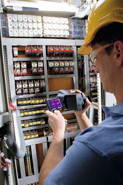 Gefährliche Schwachstellen in Schaltschränken können thermografisch geprüft werden. Bild: Testo (Archiv: Vogel Business Media)