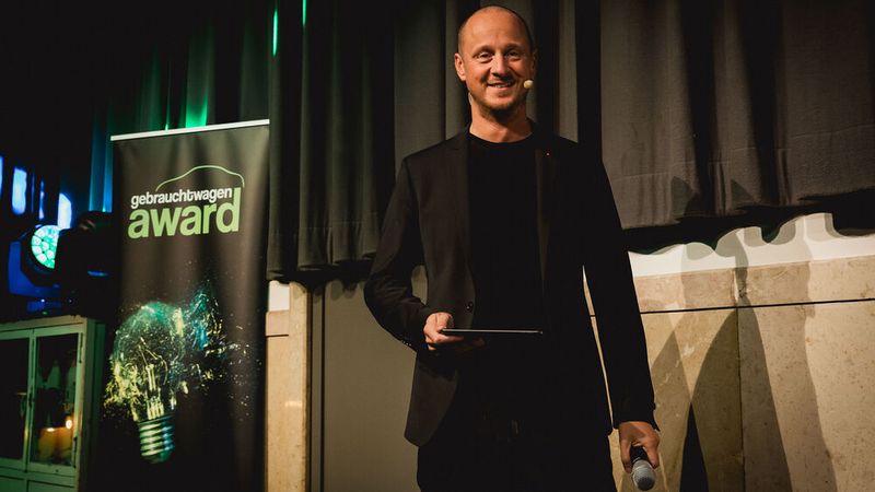 Moderator Tobi Grimm begrüßte die Händler, Dienstleister und Finalisten des Wettbewerbs um die besten Gebrauchtwagenhändler Deutschlands.  (Bild: Foto: Stefan Bausewein)