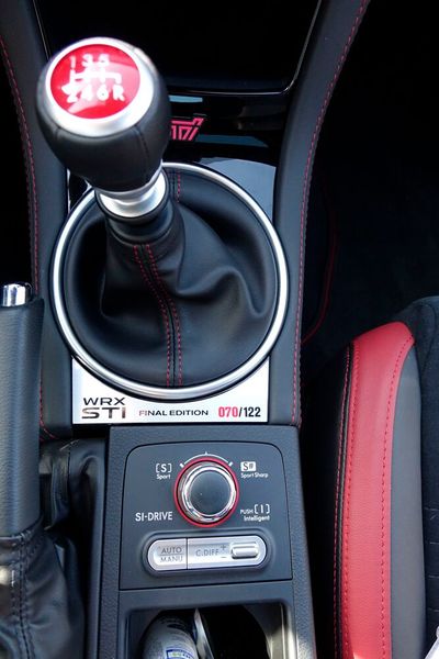 Mithilfe des Intelligent Drive (SI-Drive) kann der Fahrer das Ansprechverhalten des Motors auf seinen Fahrstil bzw. die Fahrbahnbeschaffenheit abstimmen. Zudem kann er dank des  „C-Diff“-Knopfes den Sperrgrad des zentralen Differenzials variieren. (Bild: Dominsky – VCG)