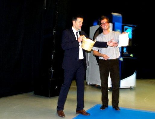 François-Maxime Greub, une main innoccente pour tirer au sort les gagnants du jour. (Image: MSM / JR Gonthier)