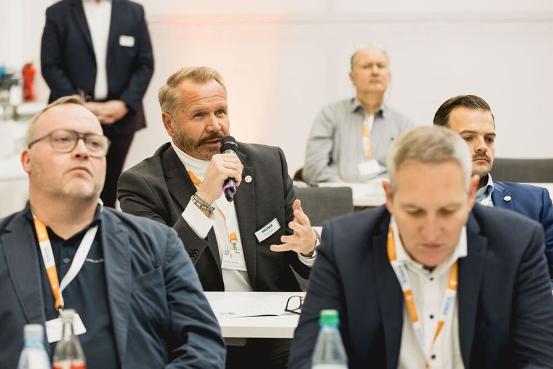 Die Referenten beantworten Fragen aus dem Publikum und geben zusätzliche Einblicke – ein wertvoller Moment für Praxiswissen aus erster Hand. (Bild: Stefan Bausewein)