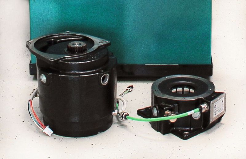 Die alte und neue Lösung im Vergleich: Der Größenunterschied zwischen dem Asynchrongenerator (li.) und dem neuen Synchrongenerator springt deutlich ins Auge.  (Bild: Senertec)