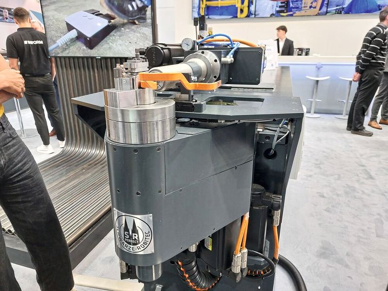 Schwarze-Robitec presented the CNC E 25 Orbital at the stand. With this pipe bending machine, individual busbars and entire systems can be bent into complex geometries. (Image:Finus/VCG)