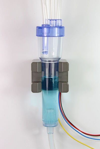 Der Tropfkammer-Sensor SONOCHECK ALD02 mit zwei Messstellen erfasst Flu¨ssigkeitsstände, die zwischen einem Minimum und einem Maximum schwanken. (Bild: Sonotec)