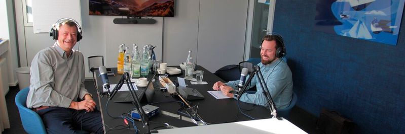 Carbon Capture-Verfahren holen das Kohlendioxid aus Abgasen oder direkt aus der Luft heraus. All diese Verfahren haben eines gemeinsam: ohne Messtechnik geht gar nichts! Für Frederik Effenberger (rechts) im Gespräch mit PROCESS-Chefredakteur Dr. Jörg Kempf „ein schöner Nebeneffekt des Klimaschutzes“.(Bild:  Ernhofer/Podcast)