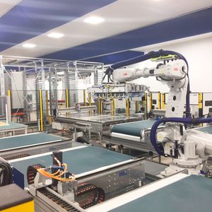 Zur Dieffenbacher-Gruppe gehört auch Schmidt & Heinzmann. Vollautomatisiert arbeitet etwa dieses Cutting & Stacking Center per Roboter. Auch diese Systeme werden eine Rolle auf der JEC World 2026 spielen.(Bild:  Dieffenbacher)