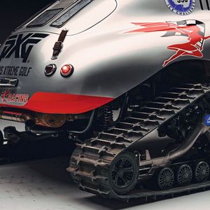 Je nach Untergrund lässt sich der Kettenantrieb auch wieder entfernen und durch klassische Räder (mit Spikes) ersetzen.(Bild:  Porsche AG)