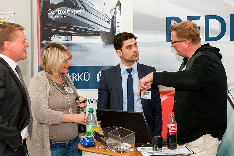 Angeregte Diskussionen gab es am Stand von Control Experts. (Stefan Bausewein)