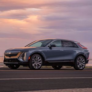 Das fünf Meter lange Crossover-Modell tummelt sich in der Klasse von Mercedes EQS SUV, Audi E-tron und BMW iX.(Bild:  GM)