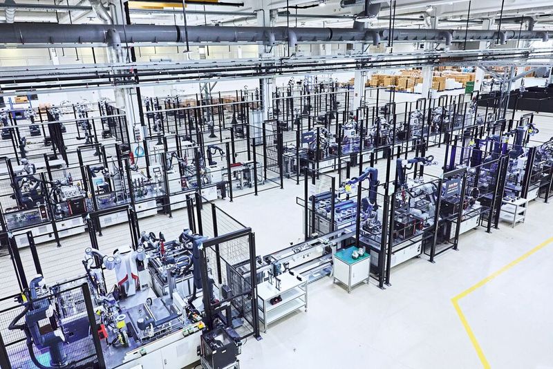 Roboter bauen Roboter in Fürstenfeldbruck: Noch bauen Menschen mit in der Fertigung von Agile Robots. (Bild: Agile Robots)
